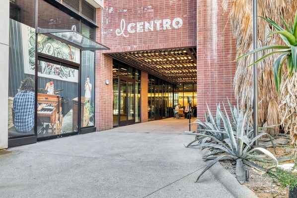 Exterior - Remarkable Hollywood Studio w/ Pool & Concierge, nr shops, by Blueground (Los Angeles)