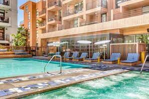 Pool - Remarkable Hollywood Studio w/ Pool & Concierge, nr shops, by Blueground (Los Angeles)