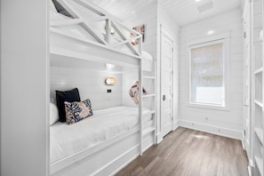 5 bedrooms, iron/ironing board, WiFi, bed sheets