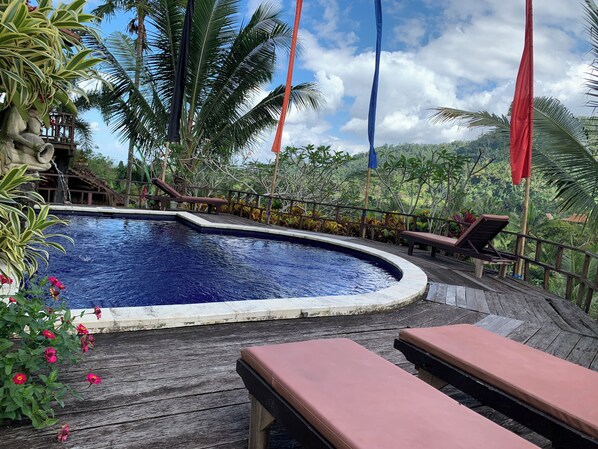 Deluxe Double Room, 1 Bedroom, Balcony, Mountain View | Living area