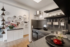 Een koelkast, een microgolfoven, een oven, een kookplaat