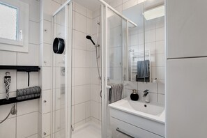 Dusche, Haartrockner, Handtücher