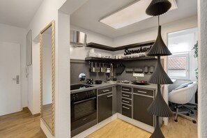 Frigorifero, microonde, forno, piano cottura