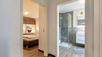 Dusche, kostenlose Toilettenartikel, Haartrockner, Handtücher