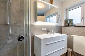 Dusche, kostenlose Toilettenartikel, Haartrockner, Handtücher