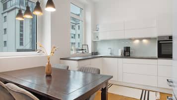 Fridge, oven, stovetop, dishwasher