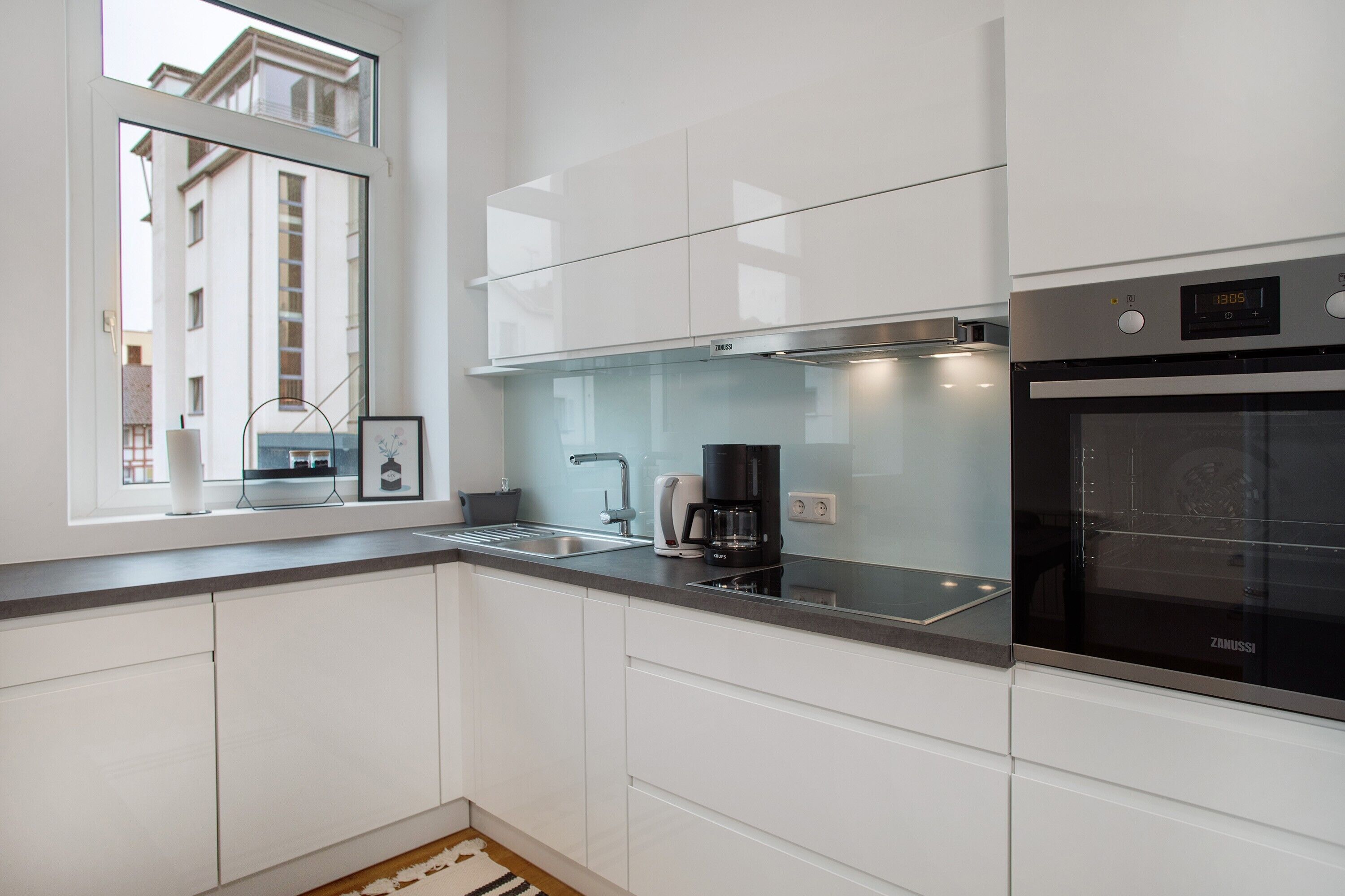 Fridge, oven, stovetop, dishwasher