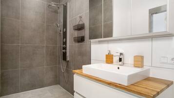 Chuveiro, secador de cabelo, toalhas de banho