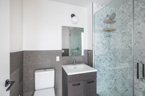 Hårføner og håndklær