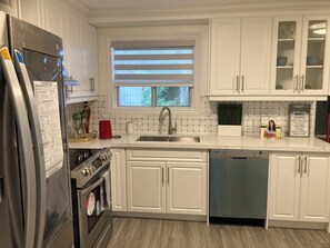 Kjøleskap, mikrobølgeovn, kokeplater og oppvaskmaskin