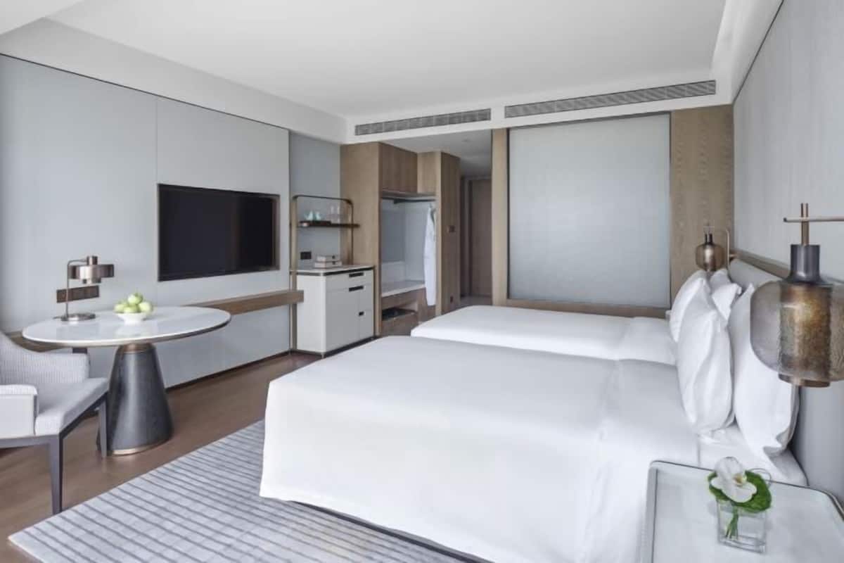 1 bedroom, premium bedding, down duvets, minibar