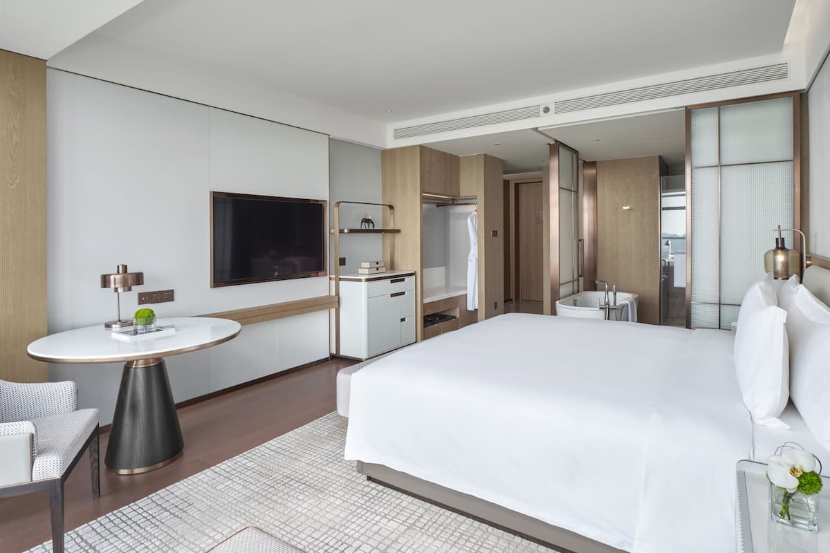 1 bedroom, premium bedding, down duvets, minibar