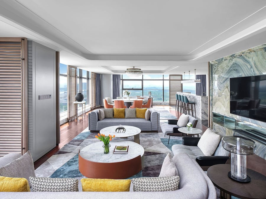 Ropa de cama de alta calidad, cubrecamas y minibar