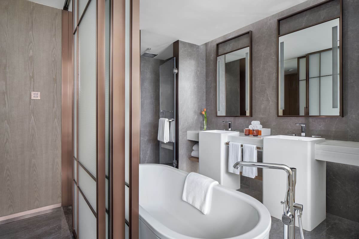 Separate bathtub and shower, rainfall showerhead, free toiletries