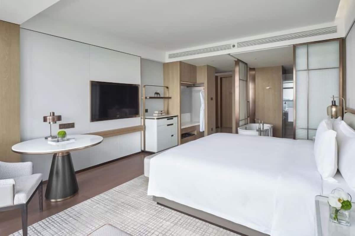 1 bedroom, premium bedding, down duvets, minibar