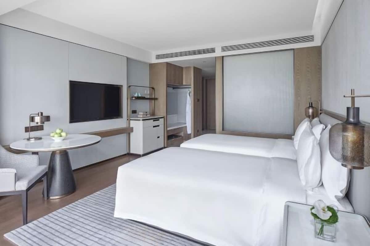 1 bedroom, premium bedding, down duvets, minibar