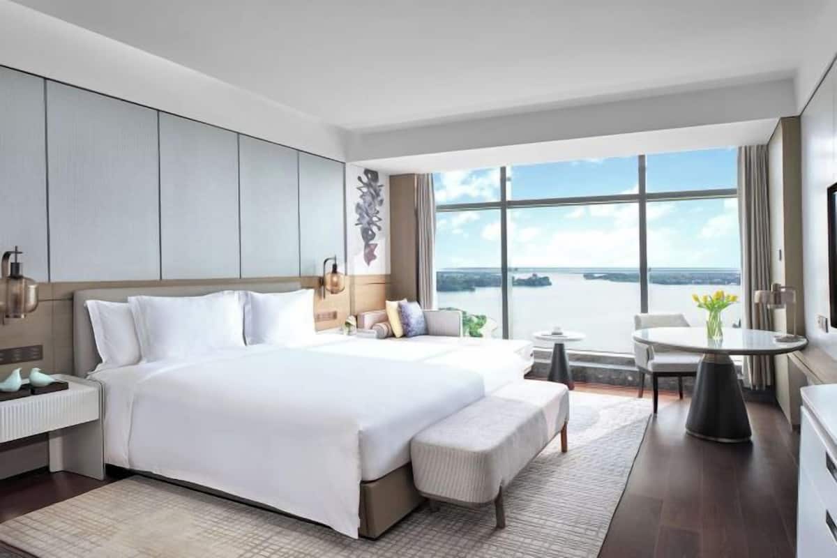 1 bedroom, premium bedding, down duvets, minibar