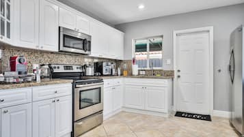 Refrigerador con freezer, microondas, horno, placa de cocina