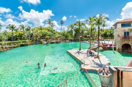 Pool waterfall. Happy Escape, 15 Min to Beach, Massage Shower Jets, Bar, and BBQ