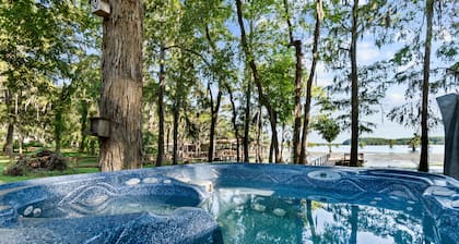 Bella Vista Cabin on the lake with hot tub, canoes, beautiful views, EV charger.