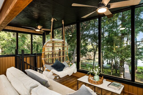 Bella Vista Cabin on the lake with hot tub, canoes, beautiful views, EV charger.