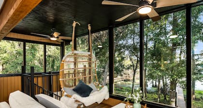 Bella Vista Cabin on the lake with hot tub, canoes, beautiful views, EV charger.