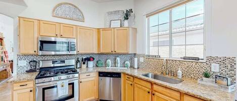 Kjøleskap, mikrobølgeovn, ovn og kokeplater