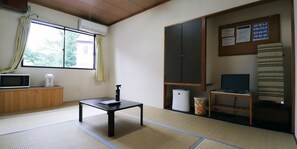 ห้องเบสิกสำหรับสี่ท่าน | Wi-Fi ฟรี, ผ้าปูที่นอน