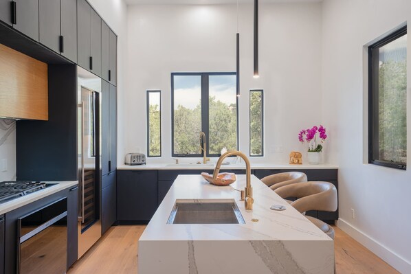 Fridge, microwave, oven, stovetop - Casa Mariposa - Stunning Modern Home, Hot Tub (Santa Fe)