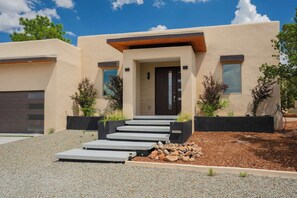 Exterior - Casa Mariposa - Stunning Modern Home, Hot Tub (Santa Fe)