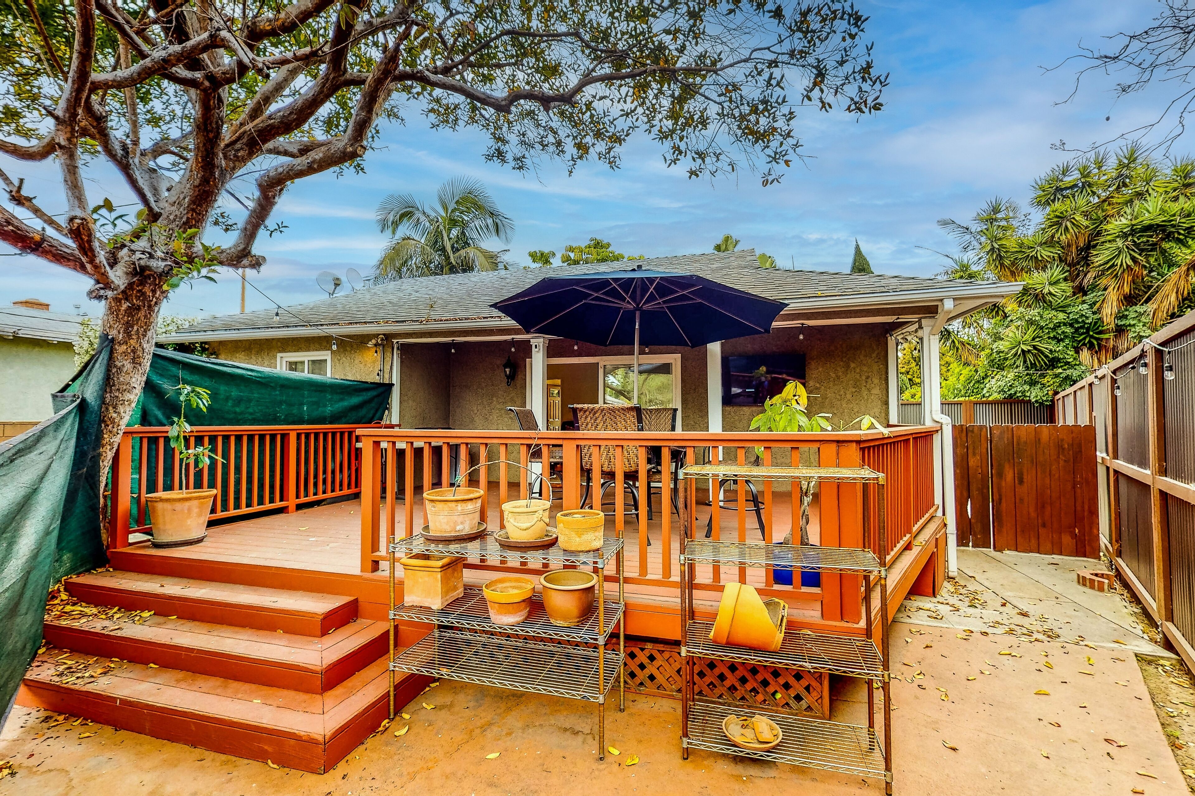 Quiet neighborhood close to the beach with a deck