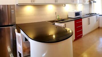 Køleskab, mikrobølgeovn, ovn, kogeplade