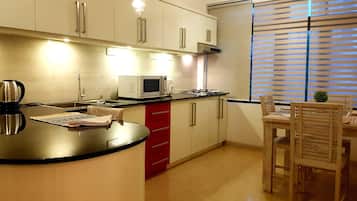 Réfrigérateur, micro-ondes, four, plaque de cuisson