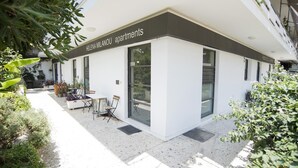 Un edifici modern amb un rètol que diu "Helena Milanou apartments".
