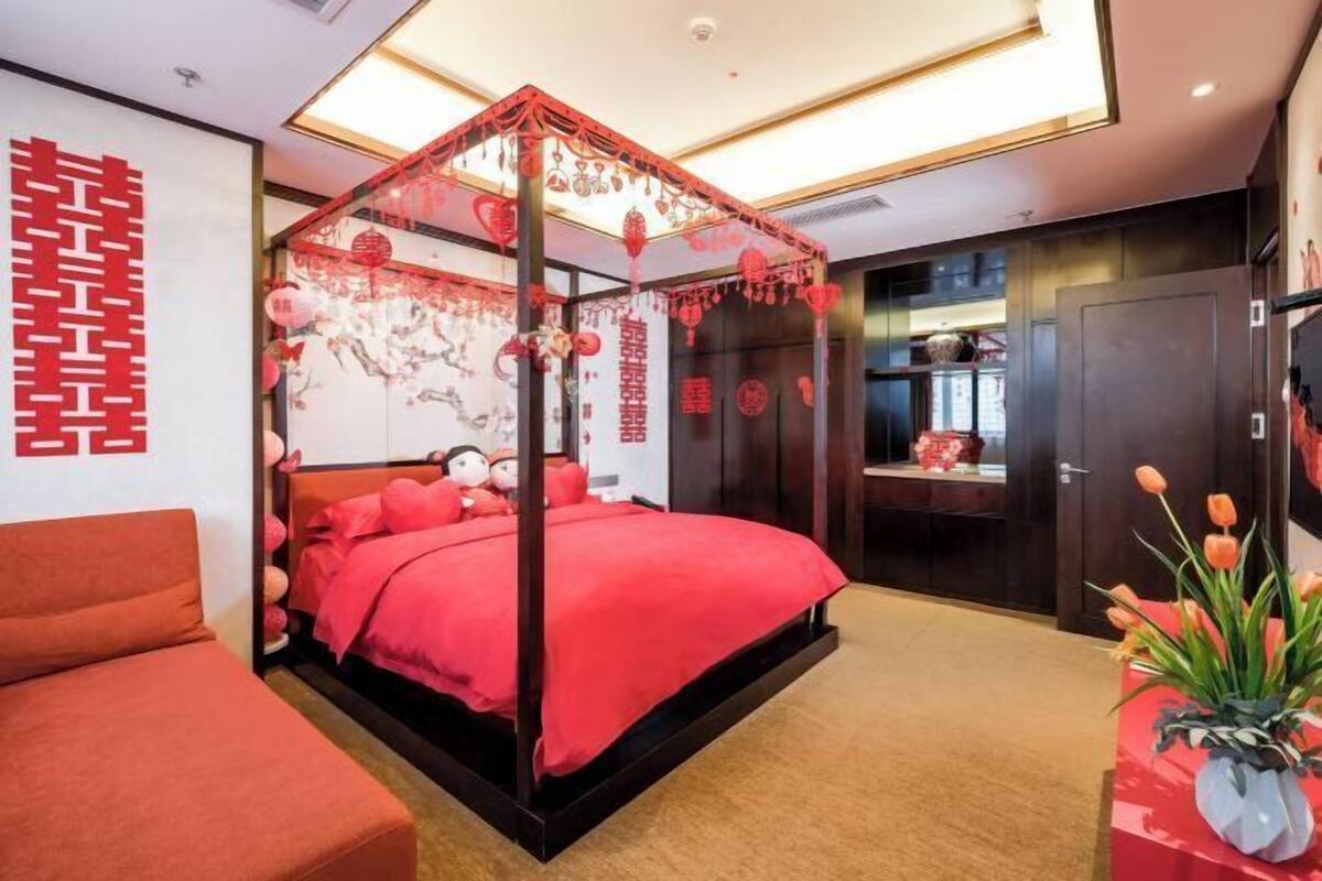 Premium bedding, down comforters, minibar, desk