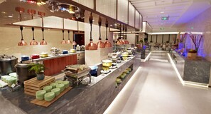 Daily buffet breakfast (CNY 58 per person)