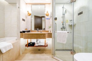 A modern bathroom with a bathtub, a sink with a mirror, a glass-enclosed shower, and a toilet. - The Farrington Hotel - Building B (Weifang)