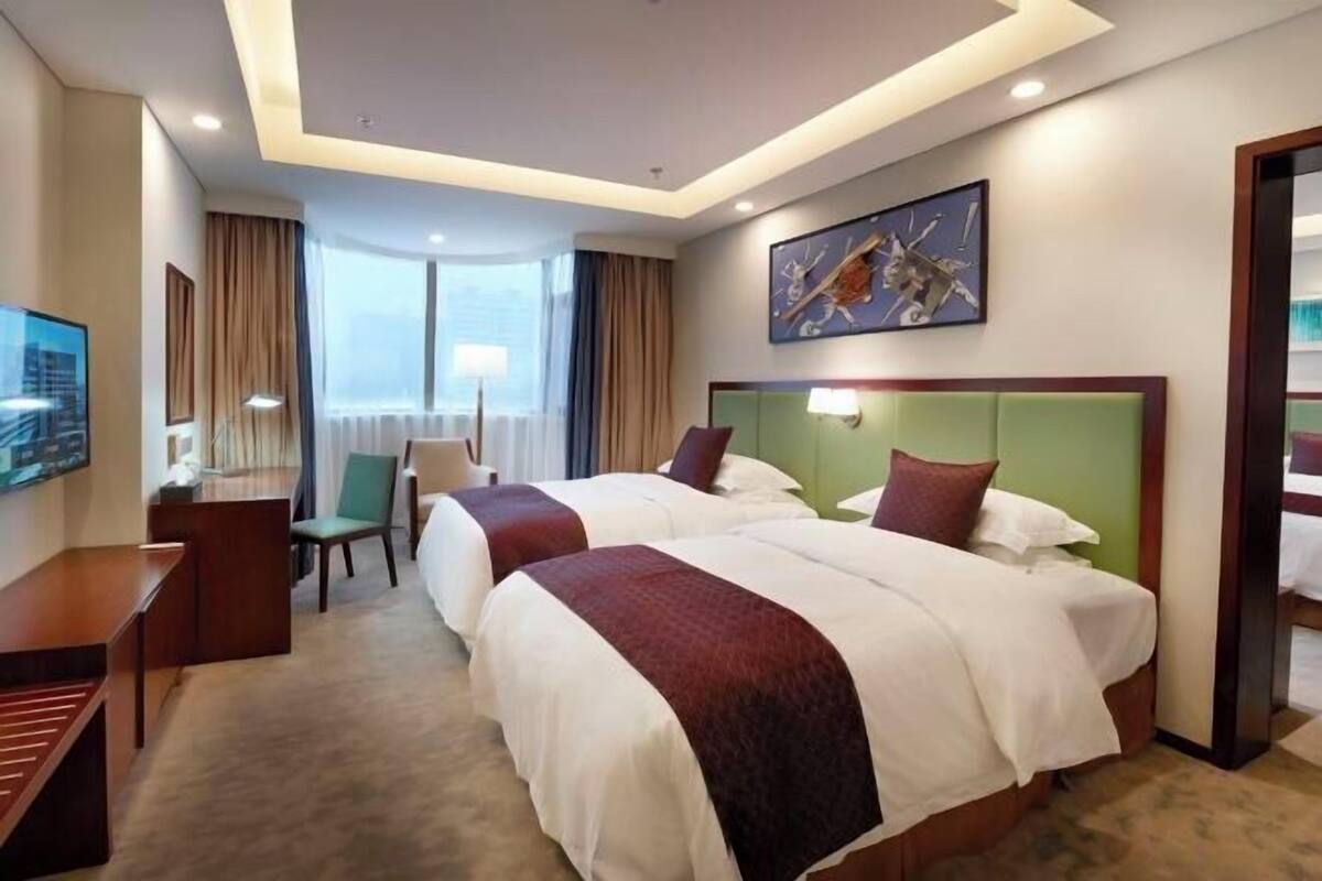 Premium bedding, down comforters, minibar, desk