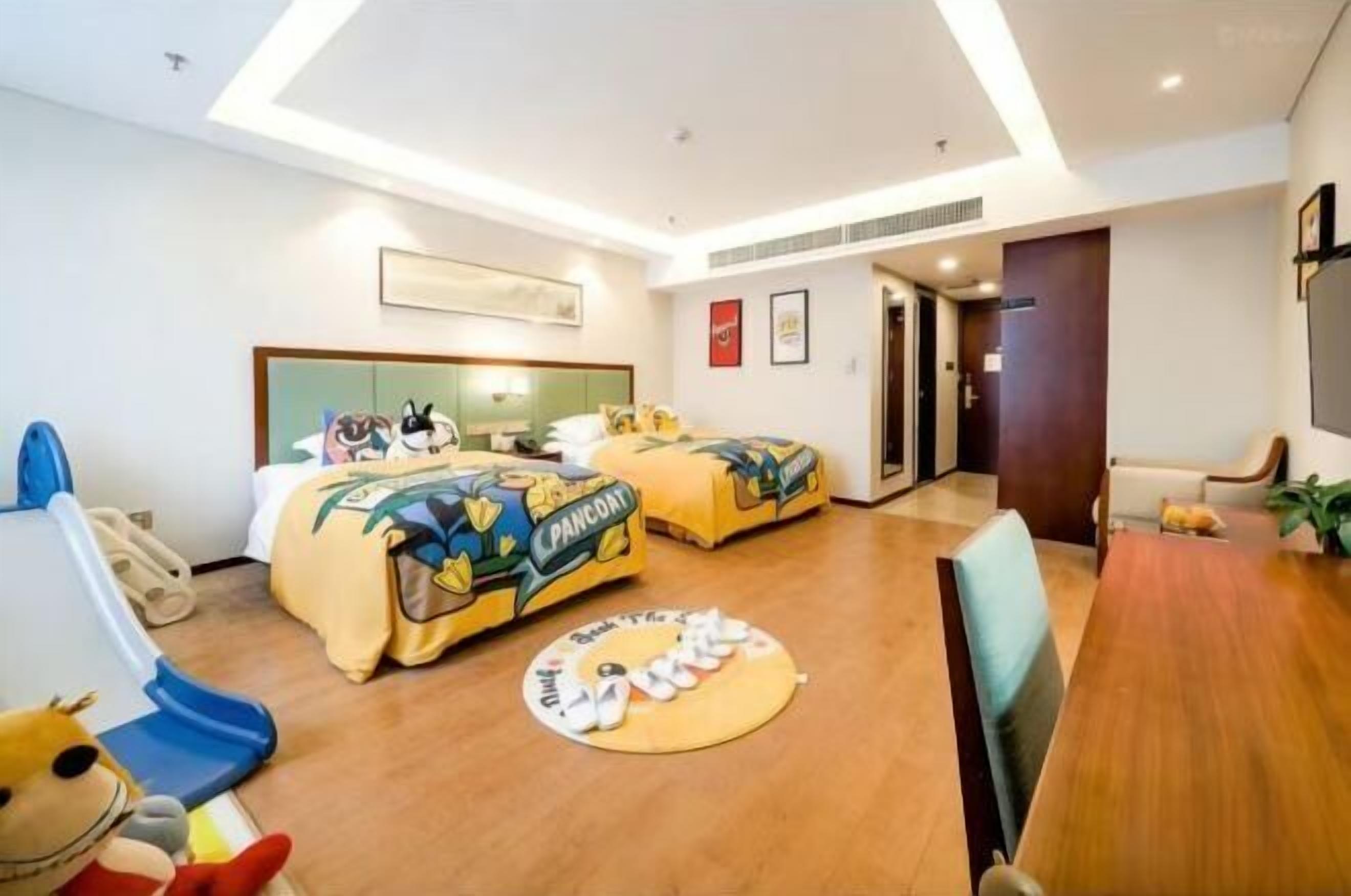 Premium bedding, down duvets, minibar, desk