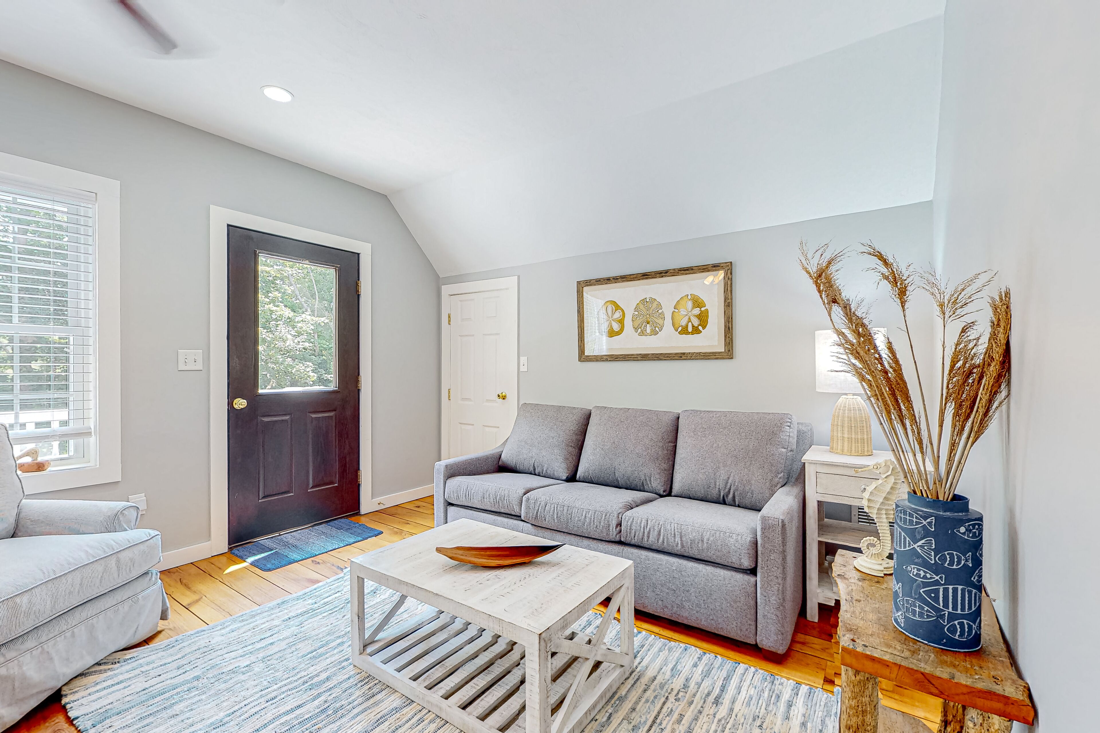 Perfectly located duplex with comfy layout & beach gear - steps from Main Street