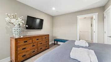 4 slaapkamers, een bureau, een strijkplank/strijkijzer, reisbedje