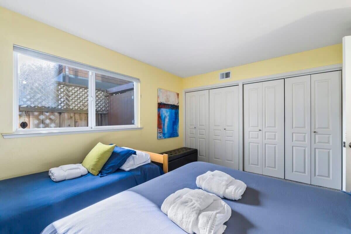 4 bedrooms, desk, iron/ironing board, travel crib