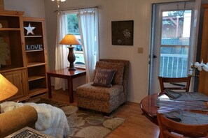 テレビ、暖炉、ステレオ、書斎 / ワークスペース