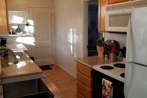 Refrigerador, microondas, horno y parrilla de estufa 