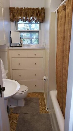Bathtub, hair dryer, towels - 30+Day❤️ Lovely Smart Craftsman| 2 Kings | BBQ, Firepit, Patio Sets, Fenced Yard (Klamath Falls)