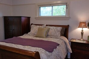 2 bedrooms, desk, iron/ironing board, travel cot - 30+Day❤️ Lovely Smart Craftsman| 2 Kings | BBQ, Firepit, Patio Sets, Fenced Yard (Klamath Falls)