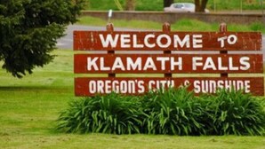 Señal de bienvenida a Klamath Falls, Oregón, ciudad y sol.