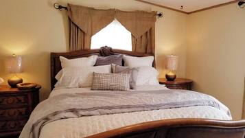 5 habitaciones, escritorio y tabla de planchar con plancha