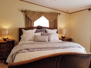 5 bedrooms, desk, iron/ironing board, travel crib - 80+ Day Stays in 5 Kings Smarthouse❤️Spa Bath + Jetted Tub  | Huge BBQ, Outdoor (Klamath Falls)