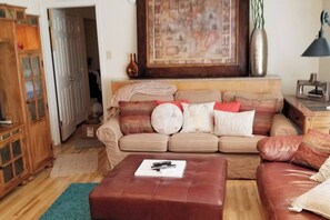 TV, fireplace, DVD player, stereo - 80+ Day Stays in 5 Kings Smarthouse❤️Spa Bath + Jetted Tub  | Huge BBQ, Outdoor (Klamath Falls)